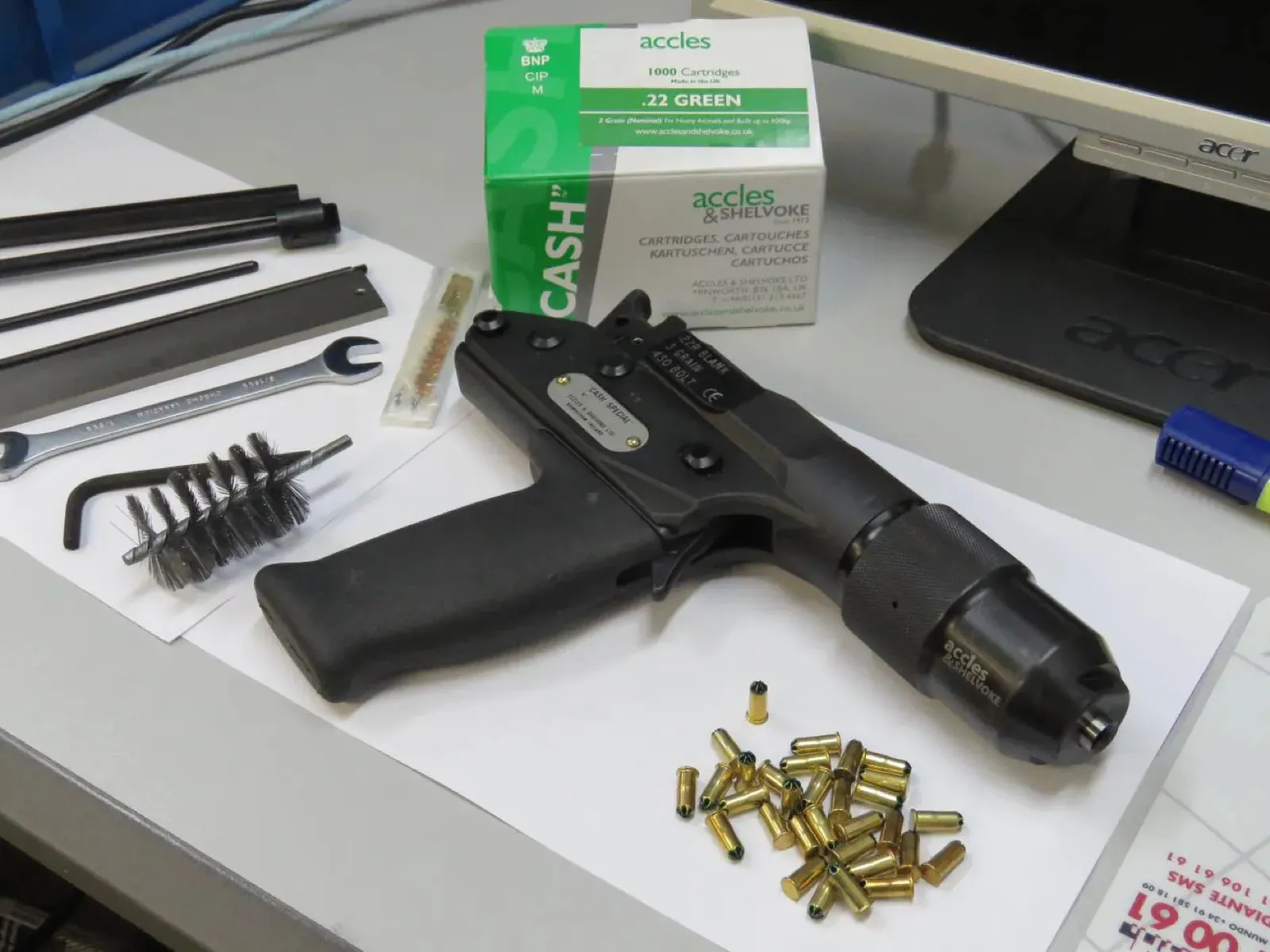 Pistol de asomare cu proiectil captiv